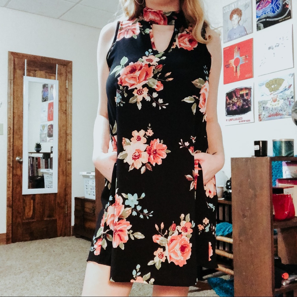 SOLD - Floral Keyhole Dress w/ Pockets